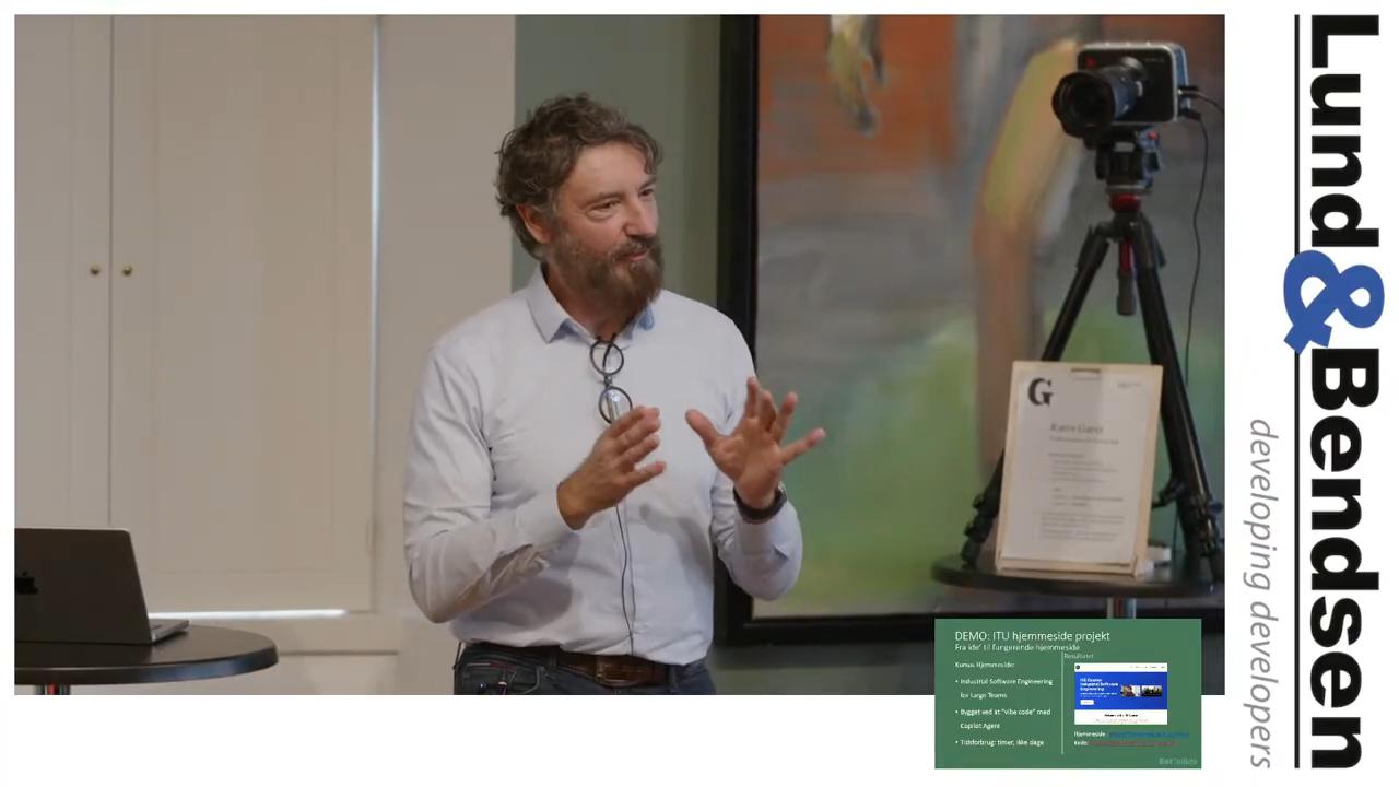 Stefano Vincenti holdt oplægget "AI - Byg en hjemmeside med GitHub Copilot og vibe coding – erfaringer fra DSB"